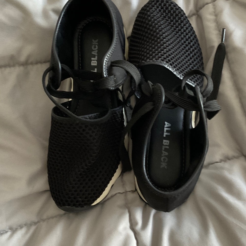 All Black Women's Mesh Sneakers
